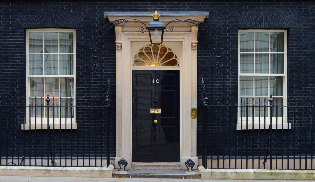 Nummer 10 Downing Street is het hoofdkwartier en de Londense residentie van de premier van het Verenigd Koninkrijk. - foto: Sergeant Tom Robinson RLC/MOD - licentie: OGL v1.0