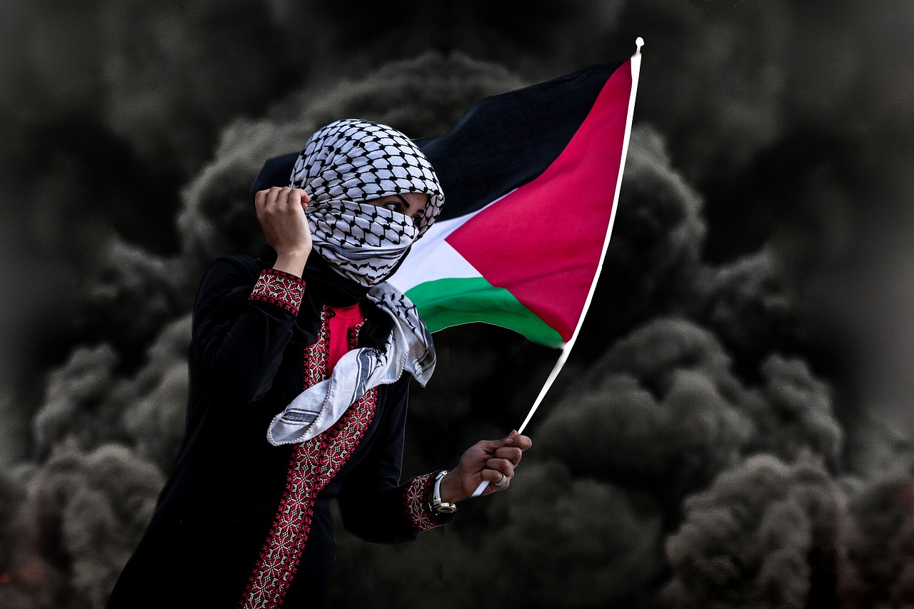 Palestijnse vrouw met vlag - foto: Hosny Salah
